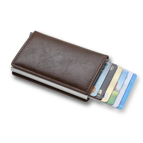 Aluminiowe etui na karty z ochroną RFID w kolorze ciemnobrązowym z fakturą skóry
